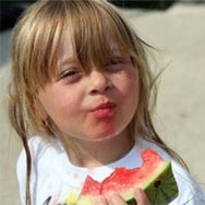 Niña comiendo fruta